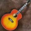 Den 43 "Sunset Red J200 -modellen hänvisar till att spela akustisk akustisk gitarr
