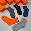 2023 Мужские и женские дизайнерские носки в стиле ретро с буквенным принтом, брендовые модные носки, мужские осенне-зимние носки оптом