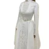 Elegante bestickte arabische weiße Brautkleider in A-Linie, Stehkragen, lange Ärmel, muslimische, schlichte Satin-Brautkleider, Cape Dubai, Kaftan, Brautmode 2023