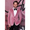 Mäns kostymer blazers modedesign rosa sammet rökning blazer män bröllop brudgum tuxedos smala passform groomsmen prom tuxedomen's