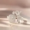 Pierścienie klastrowe przybycie błyszcząca luksusowa biżuteria biały złoto napełnienie poduszka kształt sześcien cyrkonu srebrny damski pierścień na łuk ślubny prezent