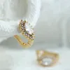 Brincos de garanhão olho de cavalo 2023 Jóias de zircão de tendência Gold com fivela de orelha de pedra simples e conveniente moda