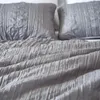 Наборы постельных принадлежностей высококачественных наборов мягких кроватей с твердым шарнирным пуховым покрытием в стиле с раскладом с наволочками 3pcs кровать дома