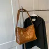 Lagra Clearance Promotion Handbag Online Exportera stor kapacitet Väska Kvinnor 2023 New Fashion Autumn and Winter Shopping Small Xiangfeng Msenger