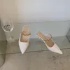 Zapatillas Cadenas de metal puntiagudas Mujeres Tacones altos delgados Diapositivas Mulas Sandalias de cuero para mujer al aire libre