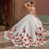 Charro broderi blommor quinceanera klänningar mexico långa satin prom afton klänningar v-hals ärmlös bollklänning söt 15 16 flickklänning