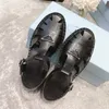 Fashion Triangle Metal Embelling Ankel Strap Sandaler Tjockklackade skor Party Evening Shoes Open-Toed Calfskin Mirror Leisure Luxury Designer Factory.