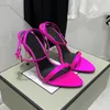 Sandálias femininas de salto alto rosa vermelho dourado Cadeado decorar Salto alto nu Bombas Queen Alça no tornozelo 10,5 cm Designer de luxo Vestido de designer Sapatos de jantar Grande