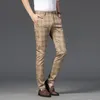 Costumes pour hommes Blazers Summer Slim Pantalon à carreaux Hommes Corée Style Coupe régulière Pantalon à carreaux pour le travail formel Noir Rouge 2023 Pantalons de modeMen'