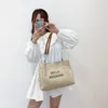 Sommer-Stroh-Tasche mit großer Kapazität für Damen, neues Minderheiten-Design, gewebter Taschenstil, Pendler-Ein-Schulter-Einkaufstasche