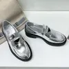 В Pelle Metallizzata Designer Trade Shoes classico modello loafer con una spessa suola in gomma per on moderno e si arricchiscono del logo triangolo smaltato