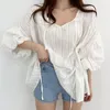 Bloups feminina Coréia chique na idade de verão Redução gentil de gola em V Camiseta de renda de laço Jacquard ligeiramente transparente de lanterna selvagem de lanterna