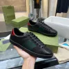 Designer Italie Sneakers Platform Plateforme Low Men Femmes Chaussures Trainers décontractés Tiger Broidered Ace Bee White Green Red 1977S Stripes Mens Shoe Walking Sneaker