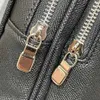 46Luxurys Designers Bags L بالجملة 202327 حقيبة يد جلدية توصيل مجاني أنماط مبيعًا بلون خالص منقوشة الربط الكتف الرجالي المضغوط والمريح ب