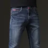 Män s jeans vår höst blå fast färg mikro elastiska klassiska män rak smala mode denim byxor man 230207