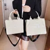 70% de réduction sur Baobao Women's 2023 nouveau et artistique lettre impression grande capacité simple mode messager toile sac à bandoulière