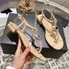 Womens Pearl Flip Flops Sandals quiltad texturdesigner Slid Mule Sliders utomhus avslappnad sko klassisk spänne rem låga klackar strandsko klassisk gul vit