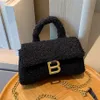 2023 Purses Clearance Outlet Online Sale Messenger V￤skor Autumn and Winter Women New Women's Hourglass Premium Hand Hold Wool Bag