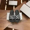 Designer Slides Hommes Pantoufles Sac fleur fleurs impression cuir Chaussures noires Mode luxe sandales d'été baskets de plage