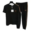 Буква t Рубашки Sweat Ants 2pcs устанавливает женские спортивные костюмы дизайнерские топы с коротким рукавом пуловер. Собственные брюки Спортивный костюм