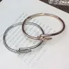 Brazalete de cadena de oro Pulsera de diseñador Joyería de lujo Accesorios para mujer Aleación de acero de titanio Proceso de chapado en oro Nunca se desvanece No es A