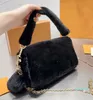 Designerv￤ska Vinter s￶t p￤ls kvinnor Tote Metal Chain Imitation Rabbit Fashion Single Shoulder Handbag 2023
