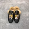 pantofole da uomo invernali in lana Scarpa firmata Lazy Flat Baotou Infradito da donna in pelle Slides Suede lettera pelle bovina Metallo uomo con pelliccia scarpe da donna Grandi dimensioni 35-40-41 Con scatola