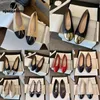 Tasarımcının yay bale ayakkabıları küçük kokulu rüzgar bahar ve sonbahar renkli mektuplar deri moda ayakkabıları siyah düz tabanlı tekne ayakkabıları kadın pedal ayakkabıları 34-42