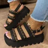 Sandalen Luxus Trendy Frauen Plattform Keile Gladiator Mikrofaser Leder Metall Kette Schmücken Strand Casual Schuhe Alias Mujer