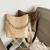 Avondtassen vintage brede riem vrouwen emmer acryl ketting werk vrouwelijke schouder grote capaciteit matte pu lederen crossbody 2023