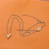 Diseñador clásico Colgante Pulseras con dijes Amor de oro V Collar Joyas de moda Pulsera chapada en letra corazón simple Colgantes de lujo Titanio sin caja