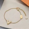 Diseñador clásico Colgante Pulseras con dijes Amor de oro V Collar Joyas de moda Pulsera chapada en letra corazón simple Colgantes de lujo Titanio sin caja