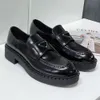 В Pelle Metallizzata Designer Trade Shoes classico modello loafer con una spessa suola in gomma per on moderno e si arricchiscono del logo triangolo smaltato