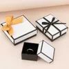 Present Wrap Putih Hadiah Kemasan perhiasan penyimpanan Cincin Kalung Kotak Persegi Panjang Spons Berbaris Karton 0207