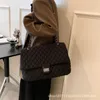 Les sacs de magasin sont vendus à bas prix Texture Fourre-tout 2023 Automne et hiver Nouvelle mode Simple Chaîne en losange à une épaule croisée pour femmes