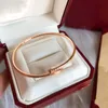 Brazalete de cadena de oro Pulsera de diseñador Joyería de lujo Accesorios para mujer Aleación de acero de titanio Proceso de chapado en oro Nunca se desvanece No es A