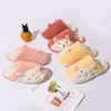 Slippels Winter Women Home Katoen Soft Short Plush Slides Man Furry Warm Shoes Paren vrouwelijk cartoonkitten schoeisel