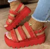 Sandali Luxury Trendy Women Platform Zeppe Gladiatore Pelle in microfibra Catena in metallo Decorare Scarpe casual da spiaggia Sandalias Mujer