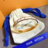 Europa Amerika Mode Stil Armband Dam Armband Lyx Designer Smycken 18K Guldpläterad Rostfritt stål Bröllop Lovers Gift Armband Partihandel