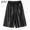 Shorts femininos jielur moda pu faux couro feminino cintura elástica solta casual perna de cinco pontos largo preto curto s-3xl y2302