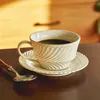 Tazze Piattini Vintage Rilievo Fiore Tazza da caffè in ceramica Home Office Tazze con piattino Colazione Latte Succo Tè Maniglia Tazza Regalo Forno a microonde