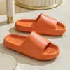 Sommar 2023 Foam Shoes Home Slippers damer Kvinnor inomhus Lätt män Mjukt botten Badrum utomhus bär män tofflor par strand