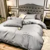 Conjuntos de ropa de cama Conjunto de funda de edredón de cuatro piezas de color sólido bordado de algodón de estilo moderno y simple