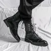 Botas homens botas curtas marrom pu de cabeça redonda de calcanhar baixa ponta de asa de renda para cima moda moda rua casual de rua externo de vestido diário 230208