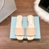 Kappy cukierki Kolor Letnie Kapcie Klasyczne kobiety Leisure Flip Flip Flops Fashion Flat Bottom Sandal Letter