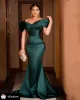 2023 Hunter Green African Bridesmaid Dresses Wedding Gästklänning Sexig av axel Elastisk satin Ruched Mermaid Party Maid of Honor Gowns Sweep Train