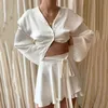 Tvådelt klänning vit elegant satin 2 set kvinnor lykta långa ärmar grödor cardigan sexig hög midja minitennis sport kjolar 230208