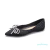 평평한 바닥을 가진 여성을위한 봄의 새로운 뾰족한 싱글 신발 새틴 보우 노트 모조 다이아몬드 소프트 슈즈 6816