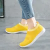 Chaussures de course pour femmes Chaussettes chaussures à enfiler jaune noir blanc durable léger mode sport mouche tricot chaussures paresseuses baskets décontractées Baskets Jogging