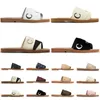 Designer Woody Slippers Sandaler Sliders Sliders Dam Mules Platt Slide Solbränna Beige Vit Svart Rosa Spets Bokstäver Tyg Duk Kvinna Tofflor Slider Sandal Revor